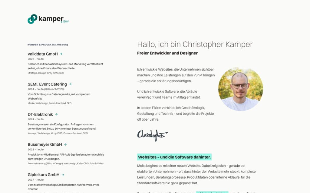 Startseite von kamper.dev: links eine Liste mit Kundenprojekten, rechts die Begrüßung „Hallo, ich bin Christopher Kamper" mit Porträtfoto.
