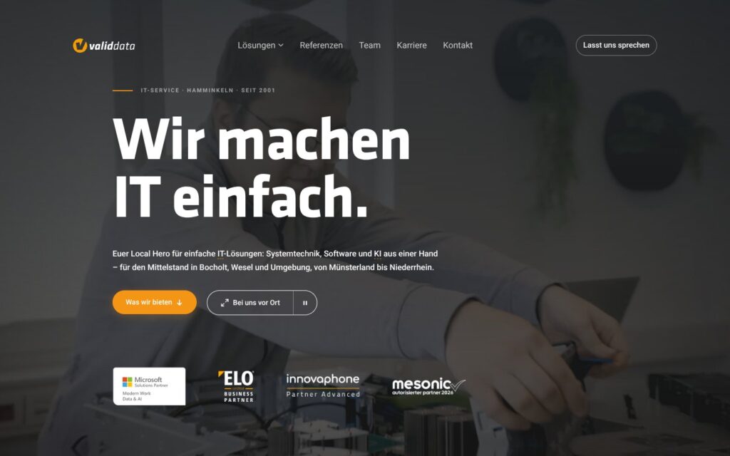 Startseite von validdata.de mit der Überschrift „Wir machen IT einfach" vor einem dunklen Foto aus der Werkstatt.