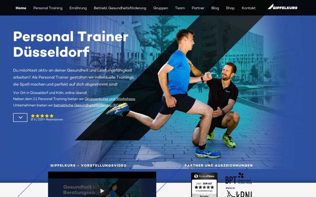 Startseite von gipfelkurs.de mit der Überschrift „Personal Trainer Düsseldorf" und zwei Männern beim Ausfallschritt vor einer Stadtkulisse.