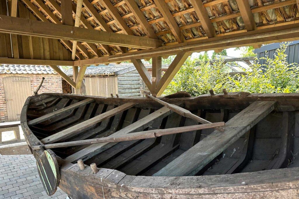 Ein alter Holzkahn (Nachen) ausgestellt im Deichdorfmuseum