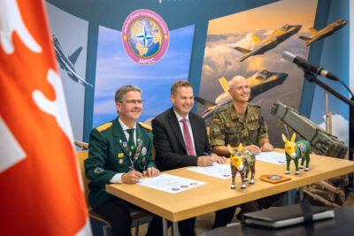 Andreas Michelbrink, Rainer Benien, Stefan Matzdorf beim Unterzeichnen der Patenschaftsurkunden