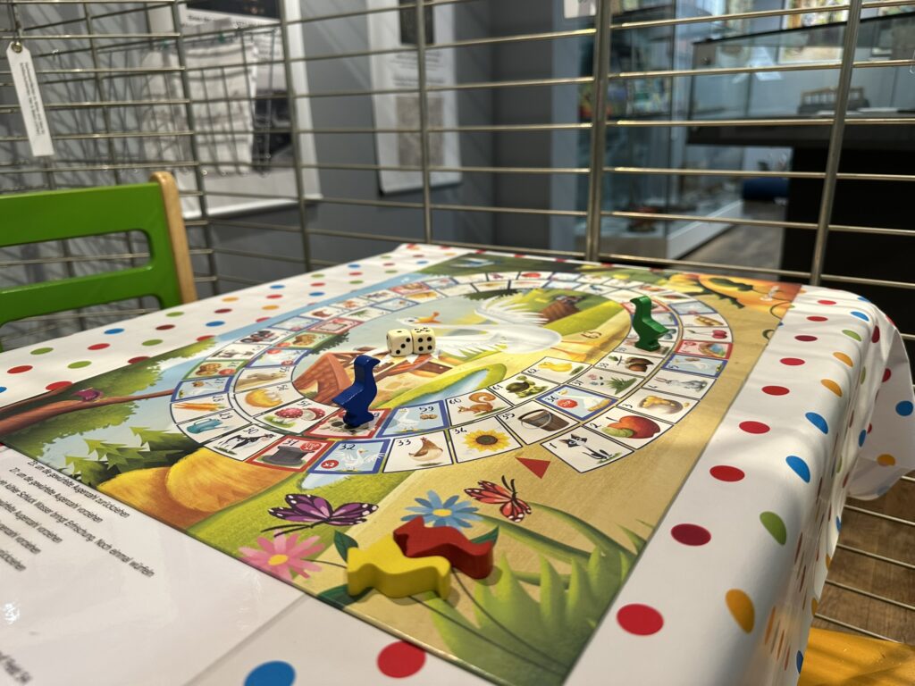 Ein Brettspiel mit Spielfiguren