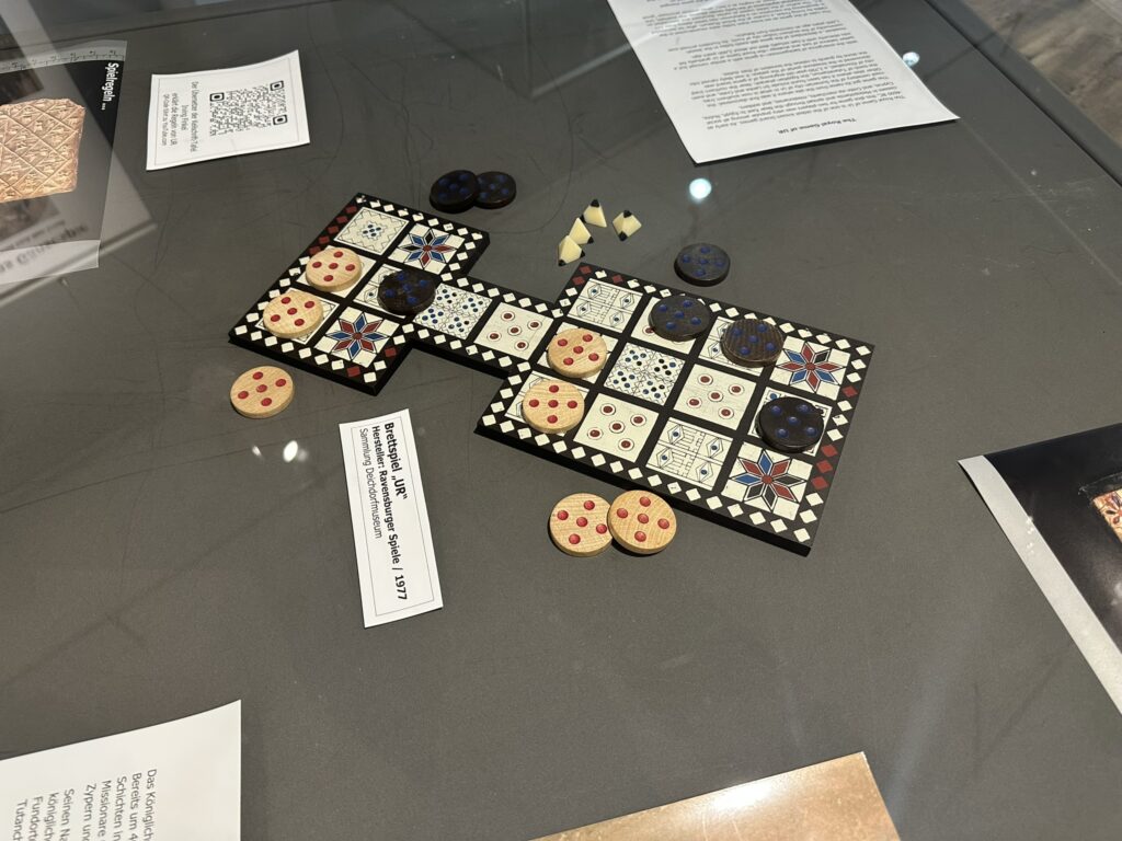 Ein altes Brettspiel, ähnlich Mühle oder Dame