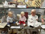 Puppen in einer Vitrine