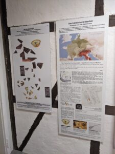 Zwei informative Plakate erklären die Bedeutung fränkischer Gräberfelder und archäologischer Funde.