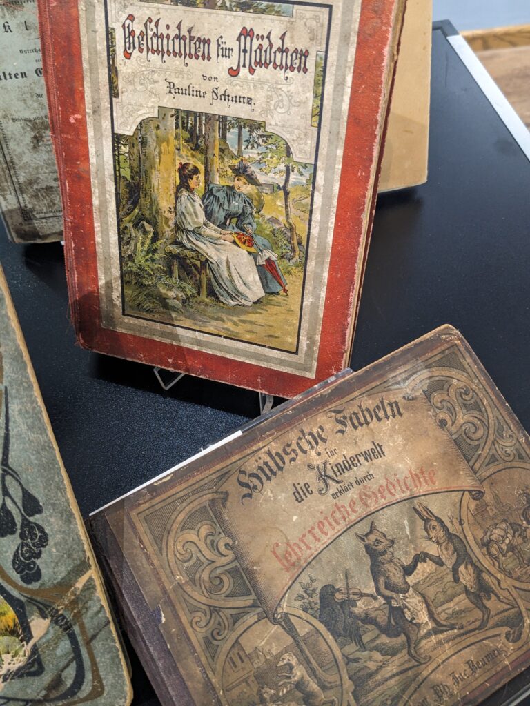 zwei antike Märchenbücher